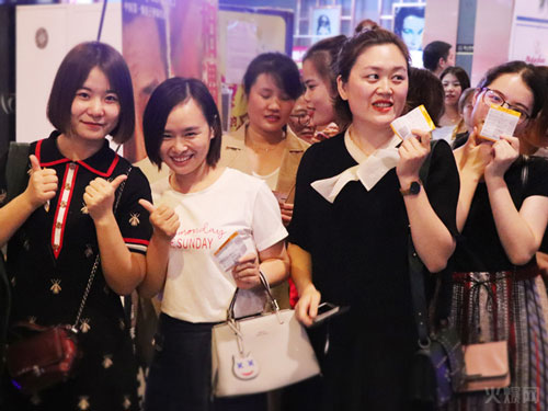 與愛同行,雙喜臨門!火爆網(wǎng)發(fā)放中秋禮品并包場(chǎng)邀請(qǐng)200名員工看電影!