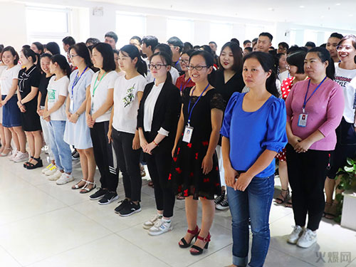 與愛同行,雙喜臨門!火爆網(wǎng)發(fā)放中秋禮品并包場(chǎng)邀請(qǐng)200名員工看電影!