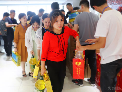 與愛同行,雙喜臨門!火爆網(wǎng)發(fā)放中秋禮品并包場(chǎng)邀請(qǐng)200名員工看電影!