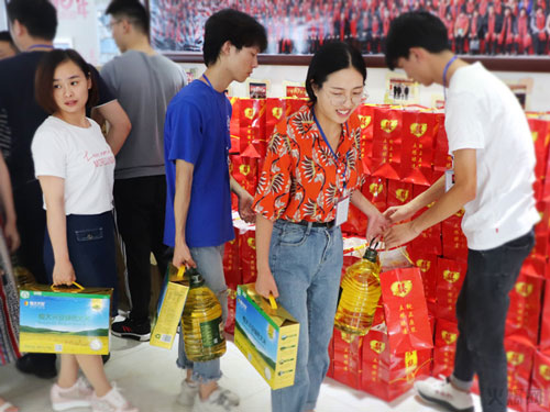 與愛同行,雙喜臨門!火爆網(wǎng)發(fā)放中秋禮品并包場(chǎng)邀請(qǐng)200名員工看電影!