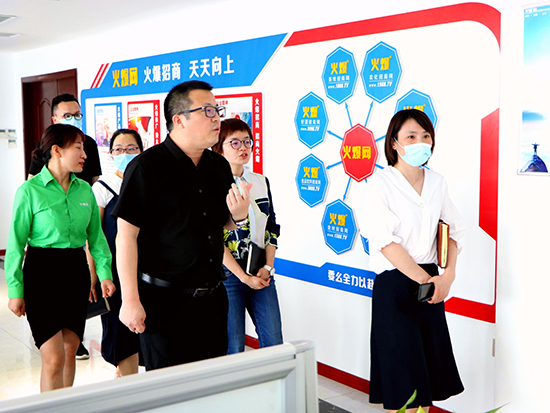 熱烈歡迎創(chuàng)新協(xié)同中心吳主任一行蒞臨火爆網(wǎng)參觀考察!