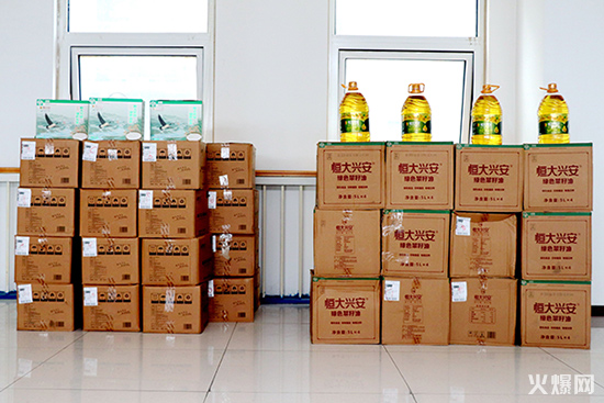 中秋國(guó)慶喜相連,暖心福利慶團(tuán)圓——火爆網(wǎng)為員工發(fā)放雙節(jié)福利!