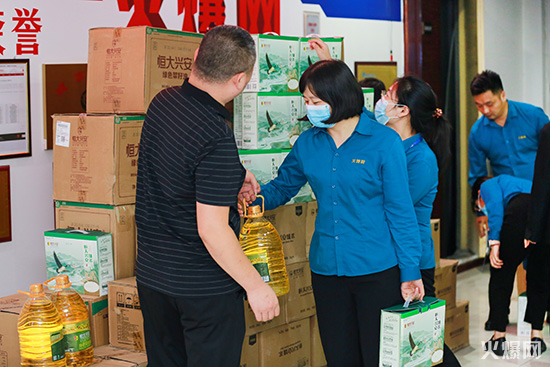 月圓人團(tuán)圓,中秋好禮祝團(tuán)圓!火爆網(wǎng)為員工發(fā)放中秋節(jié)福利!