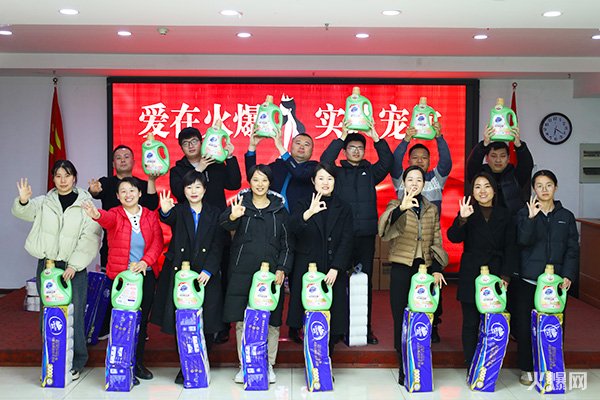 巾幗綻芳華,逐夢(mèng)新火爆!火爆網(wǎng)為員工發(fā)放女神節(jié)禮品!